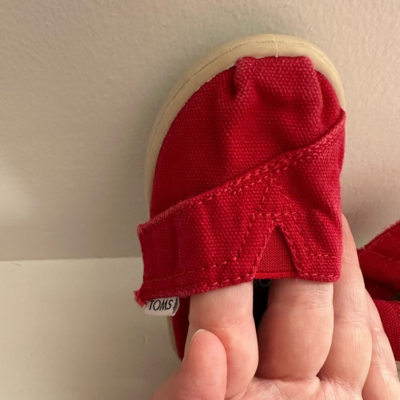 🛍️ Bright candy apple red, baby Tom’s, size 5 🍎 - Picture 4 of 11